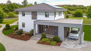 Bei der Wahl des Heim-Energieversorgers sind die Kosten der ausschlaggebende Faktor für die Verbraucher, egal ob sie grüne Energie nutzen, den Versorger wechseln oder intelligente Zähler verwenden wollen.  (Haas Fertighaus)