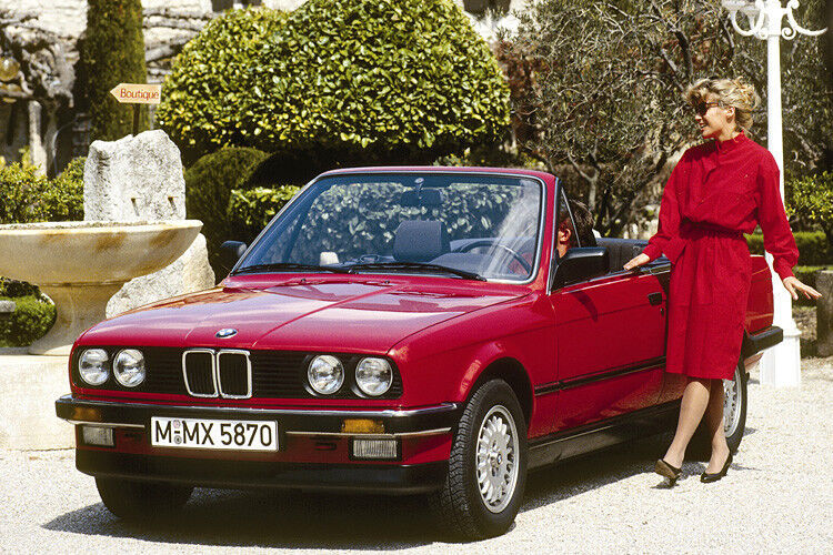 Völlig neu waren die bügelfreien viersitzigen Vollcabrios wie der BMW (325i), hier ein Bild von 1986. (Foto: BMW)