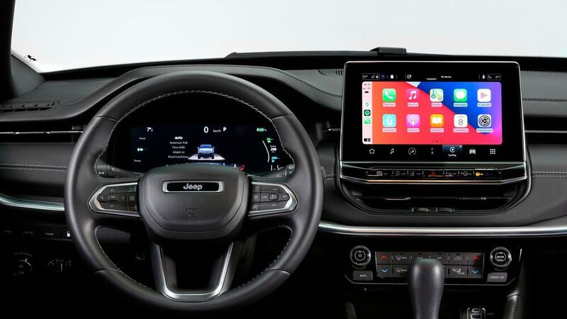 Der 8,4 Zoll große Bildschirm im Zentrum wächst in der Ausstattung Limited auf 10,1 Zoll und verfügt über das „Uconnect5“-Entertainmentsystem. (ampnet/Autoren-Union Mobilität/Jeep)