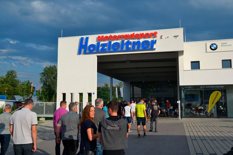 Abends lud Motorradsport Holzleitner zur After-Ride-Party ein. (Bild: Michel/»kfz-betrieb«)