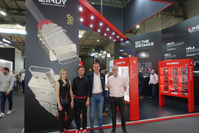 Kein Kabel, keine Connection, das Lindy Team (v. l.) Milda Janseviciute, Matthias Starke, Peter und Jürgen Lindenberg. (IT-BUSINESS)