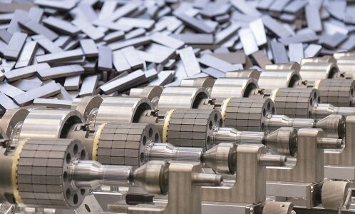 Eine weitere Möglichkeit: Durch Recycling von Elektromotoren (hier die Zerstörung von Dauermagneten) wird der Bedarf an Seltenen Erden reduziert (Bild: Siemens AG, Pictures of the Future, www.siemens.com/pof)