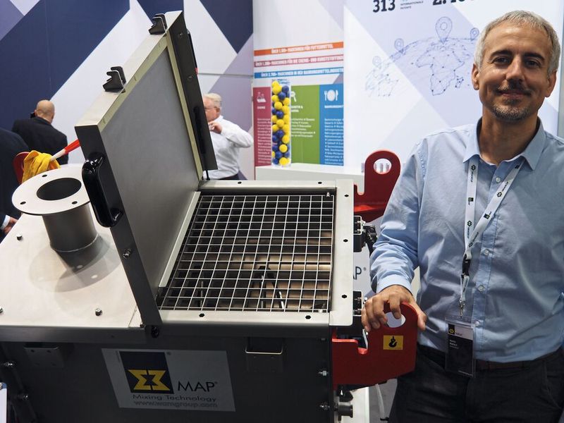 Martin Rudolf, WAM, präsentierte den WBR, der sehr schonend mischt und damit ideal für empfindliche Materialien ist. (Bild: Mühlenkamp/SCHÜTTGUT)