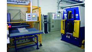 Das Foto zeigt links den Ablagetisch für gerundete Rohre der Rundemaschine RMA und rechts die Aufgabestation für die manuelle Beschickung der Laser-Längsnahtschweißmaschine Flexmaster. (Archiv: Vogel Business Media)