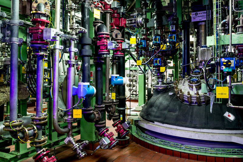  16 Kubikmetern Fassungsvermögen hat dieser Stahlemail-Reaktor - der größte im Betrieb. Er steht auf Druckmessdosen, um rezeptgesteuerte Dosier- und Entleervorgänge reallisieren zu können. (Saltigo)