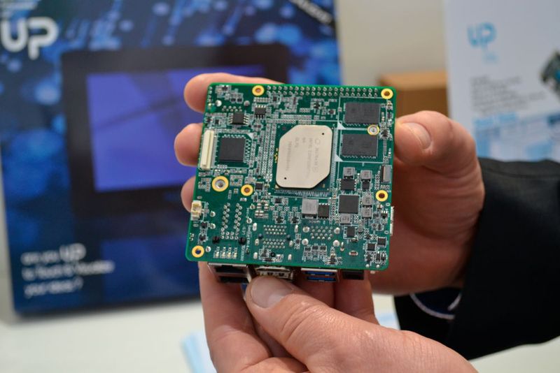Das brandneue UP² Maker Board ist nicht viel größer als eine Kreditkarte... (Bild: S. Höffken)
