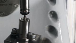 Ein komplexer Bearbeitungsvorgang, der auch bei dem fürs Foto abgestellten Kühlschmiermittel (B05b) nur leicht verschwommen erkennbar ist. Am Ende steht ein hochpräziser Auswerfer-Kern mit konischer Bohrung (Bild: Kern Microtechnik GmbH)