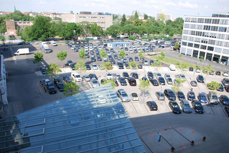 Blick in den großzügigen Hof, über den im Monat mehr als 3000 Fahrzeuge in die Werkstatt rollen. (Archiv: Vogel Business Media)