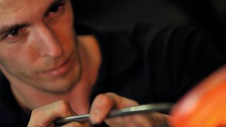 Qualitätskontrolle glühend heißer Bauteile: Um Fehler in der Produktion nicht erst zu entdecken, nachdem mehrere Bauteile produziert worden sind, entwickeln Forscher aus Iserlohn ein In-Prozess-Kontrollverfahren, das es ermöglichen soll, bis zu 1250 °C heiße Produkte noch vor dem Abkühlen direkt nach der Warmumformung auszumessen. (Linamar Seissenschmidt)