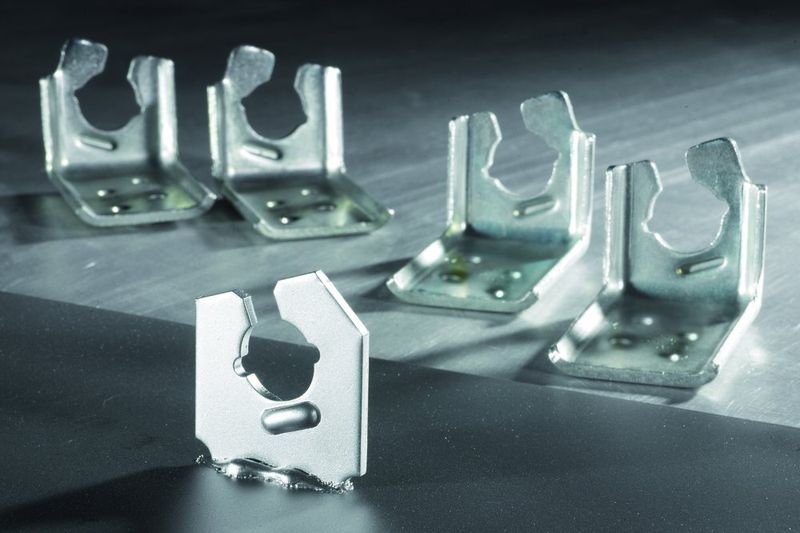 Bild 2: Konventionelle L-Halter benötigen rund 75% des Materials für die eigene Befestigung. Der Weldfast-Halter (vorne) braucht keinen Befestigungsflansch. (Archiv: Vogel Business Media)