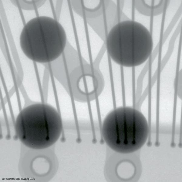 Abb.1: Kugelgitter- Array mit Drahtbonds. (Archiv: Vogel Business Media)