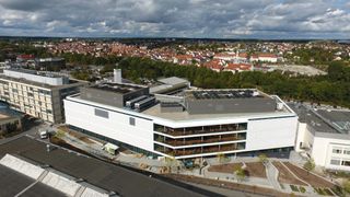 Das neue Technologiezentrum in Herzogenaurach bündelt Kernkompetenzen in den Bereichen Materialwissenschaft und Werkstofftechnik. (Bild: Schaeffler (Daniel Karmann))