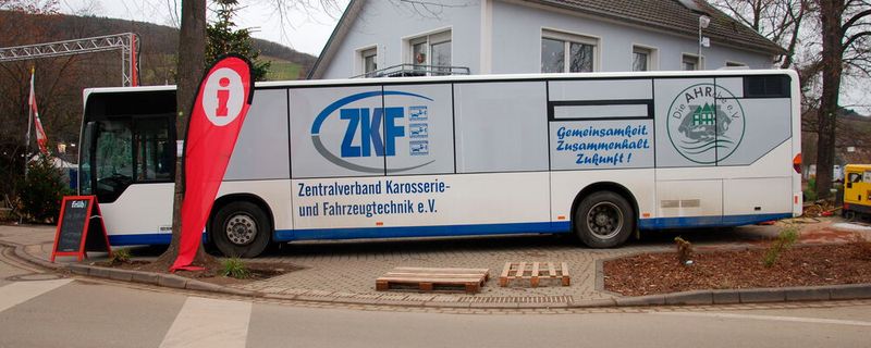 Mit dem vom ZKF zur Verfügung gestellten Bus wird die Seelsorge im Ahrtal mobil. Mit dem vom ZKF zur Verfügung gestellten Bus wird die Seelsorge im Ahrtal mobil.