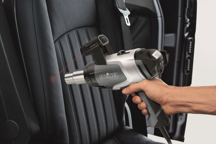 Bei sensiblen Arbeiten überwacht der Temperaturscanner die Oberfläche des Werkstücks. (Foto: Steinel)