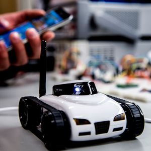 Bild 4: Mittels einer auf dem Mobiltelefon abgespielten Musikdatei konnte der Beschleunigungssensor des Gerätes so beeinflusst werden, dass die Musik das Auto fernsteuerte.(Bild:  Kevin Fu / Michigan Engineering)