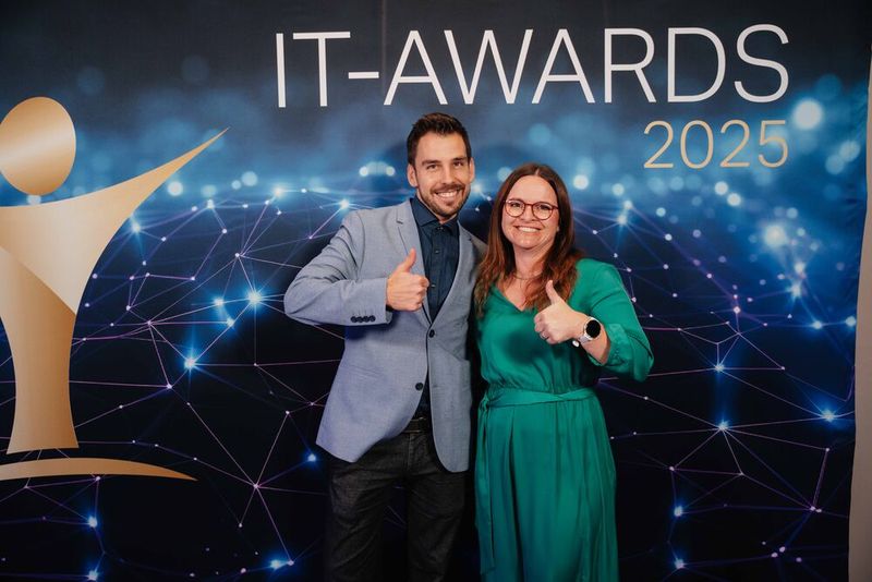 Auch Nadin Spang und William Fendt von baramundi software nutzen die Gelegenheit für erste Erinnerungsfotos. (Bild: Manuel Emme Fotografie)