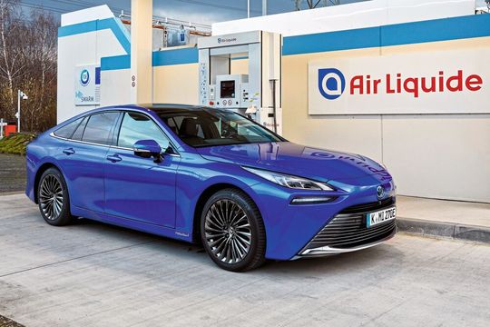 Der neue Toyota Mirai zeigt, dass Wasserstoff praxistauglich ist. Der neue Toyota Mirai zeigt, dass Wasserstoff praxistauglich ist.