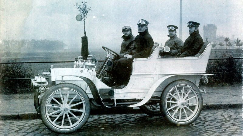 Testride anno 1905: Eines der ersten Fahrzeuge bei einer Erprobungsfahrt. Am Steuer saß Alexander Graumüller, Ingenieur, Unternehmer und Automobilrennfahrer. 1913 und 1914 nahm er gemeinsam mit August Horch an der Alpenrallye mit einem Audi teil.  (Bild: August Horch Museum)