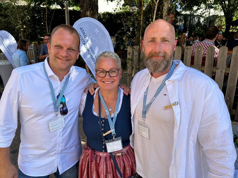 (v. l.)  Martin Rademacher (Systeam) mit Claudia Sorge und Thorsten Skotnica (TDT). (Bild: Vogel IT-Medien GmbH)