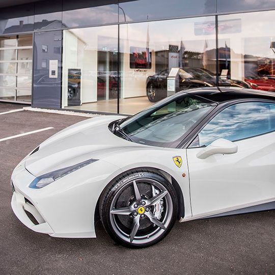Das Autohaus Gohm hat seinen Ferrari-Showroom in Singen runderneuert.(Foto:  Ferrari)