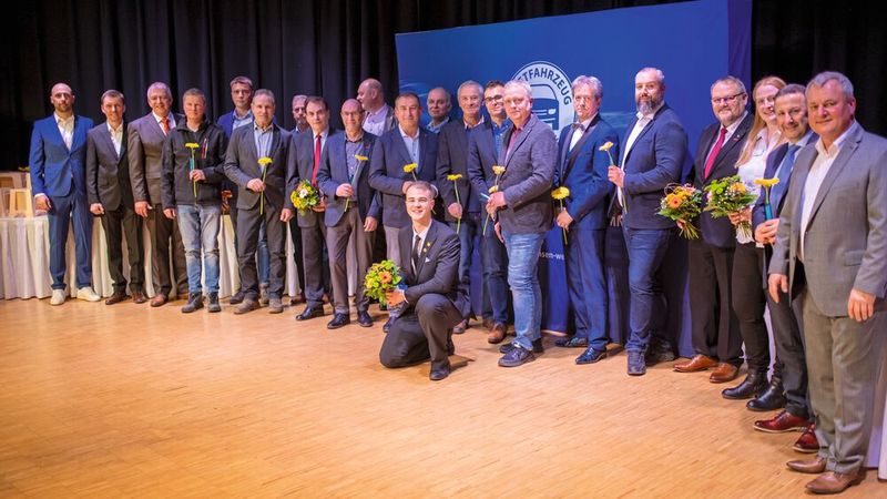 Rund 200 Gesellinnen und Gesellen aus dem Kfz-Handwerk der Innung Sachsen West/Chemnitz  feierten in der Sachsenlandhalle in Glauchau ihre Freisprechung. Ehrengäste der Veranstaltung waren Frank Wagner (Präsident der HWK), Michael Schneider (Innungsobermeister sowie Vizepräsident des Landesverbands des Kfz-Gewerbes Sachsen), Werner Pilz (Ehrenobermeister der Kfz-Innung), Danny Sieber (Regionaldirektor Region Chemnitz/Zwickau der IKK Classic), Daniel Meglitsch (Regionaldirektor Nürnberger Versicherung) sowie Stefan Mißbach, der Weltmeister der Kfz-Mechatroniker und Gewinner der Worldskills 2022. (Bild: Kfz-Innung Sachsen-West/Chemnitz)