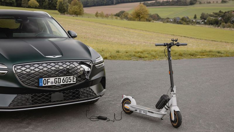Dank der sogenannten „Vehicle-to-Load“-Funktion können jegliche Elektrogeräte wie Computer oder auch E-Roller am Fahrzeug geladen werden. (Bild: Genesis)
