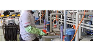 Eingespieltes Wartungsteam: Neuansätze von Entfettungen werden heutzutage mit einer
speziellen Tankvorrichtung durchgeführt. (Bild: IMO Oberflächentechnik)