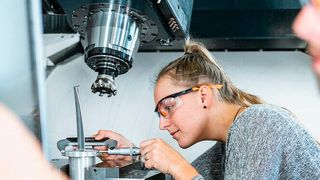 Dem ostdeutschen Maschinenbau fehlen immer mehr die Lehrlinge. Und wenn sich junge Leute bewerben, stimmt es mit der schulischen Vorbildung nicht. Auch die sozialen Aspekte ließen zu wünschen übrig. Hier ein Überblick über die entmutigende Situation. (Bild: VDMA Ost)