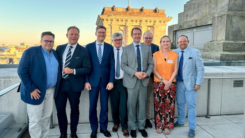 Stehen für den neuen AME und setzten weitere Schritte in Berlin für die Gründung (v.l.): Peter Niesink (Bovag), Xavier Horent (Mobilians), Parlamentarischer Sprecher Christian Hirte (MdB), Francis Bartholomé, ZDK-Geschäftsführer Jürgen Hasler, Henri de Hemptinne (CIAC) Gitte Seeberg (AutoBranchen Danmark) und Didier Perwez (Traxio). (Bild:  ZDK)