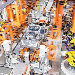 Mit deutlich über 90 % ist der Automatisierungsgrad im Karosserierohbau am höchsten. Aber die Automobilhersteller wollen Roboter auch vermehrt in anderen Bereichen einsetzen.