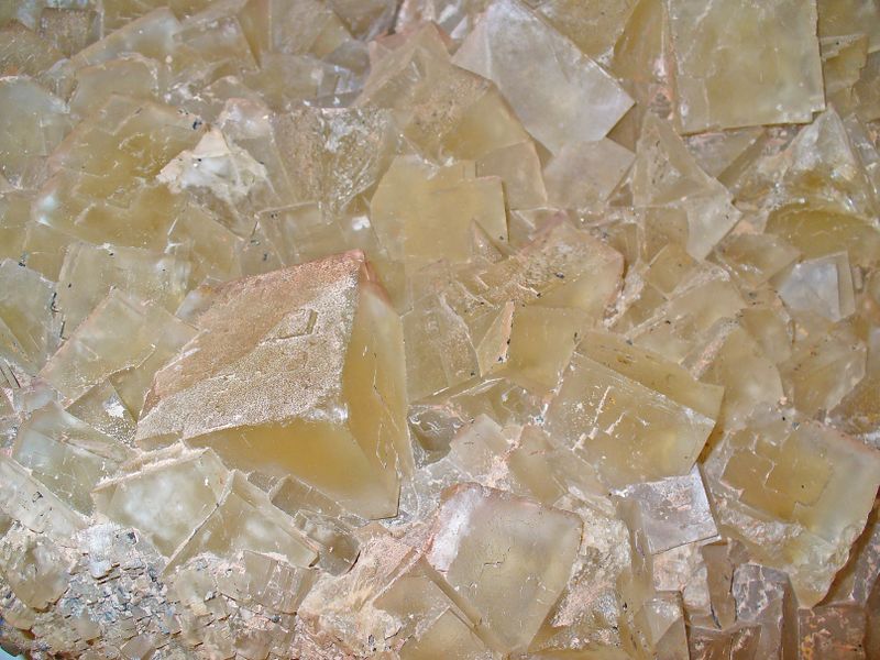 Fluorit Risikoklasse: mittel Einsatzfelder: Stahl ein Gusseisenerzeugung, Schweißelektroden, chemische Industrie und bei der Herstellung von Fritten, Emaillen, Glasuren und für optische Anwendungen Preisentwicklung: mittel. Preis in den letzten Jahren gestiegen. Anfang 2011 liegt er bei 385 US-Dollar pro Tonne Substitutionsmöglichkeiten: Fluorit kann in seiner Verwendung als Hüttenspat bedingt ersetzt werden Zukunftsrelevanz: Breiter Einsatz, selten kritisch für Hochtechnologie Politisches Risiko: Über die Hälfte der Weltproduktion kommt aus China. (Bild: H. Zell unter CC-BY-SA 3.0 Lizenz, wikicommons)