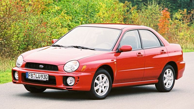 Mitte 2000 (in Europa Anfang 2001) führte Subaru die neueste Impreza--Generation ein, die sich vom Vorgängermodell vor allem durch ein vollständig überarbeitetes Chassis unterschied. Es bildete auch die Basis für alle Folgemodelle bis einschließlich 2007. Auch erfolgte mit der Einführung der GD-Modelle keine Unterteilung in Versionen mehr.  (Bild: Subaru)