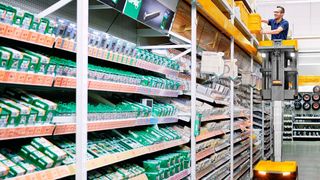 Jungheinrich hat seinen Kleinteilekommissionierer überarbeitet und mit weiterem Stauraum für 115 kg schwere Güter aufgewertet. (Jungheinrich)