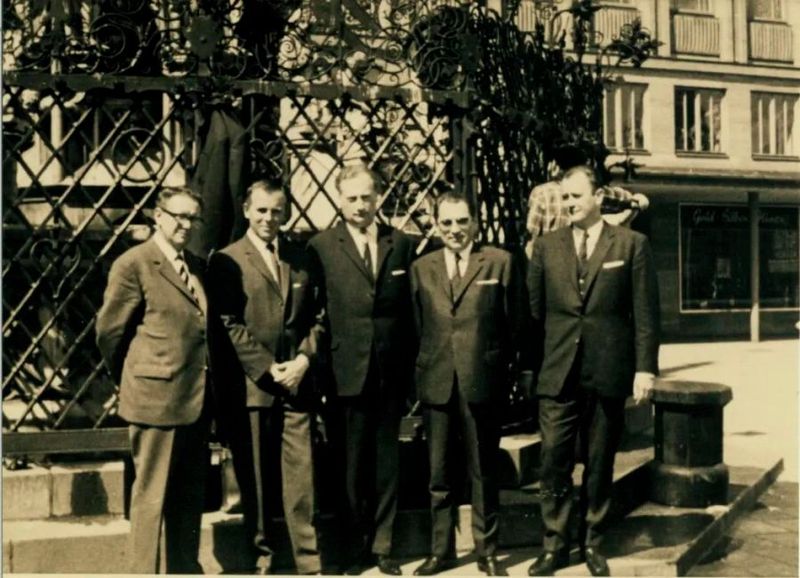 Einige der Datev-Gründerväter 1966 am 'Schönen Brunnen' in Nürnberg. (Bild: Datev eG)