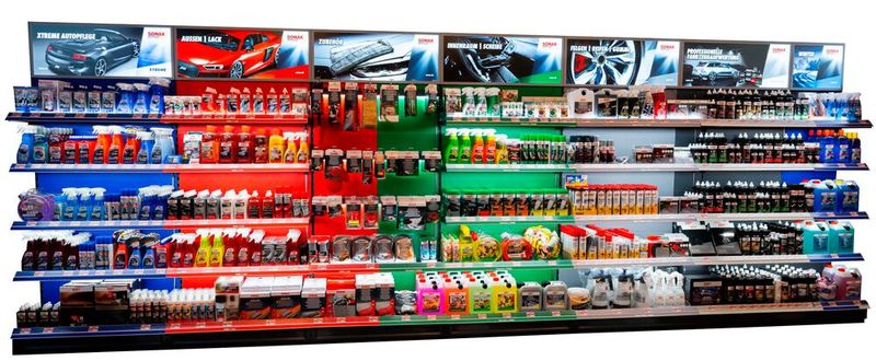 Das Produktprogramm umfasst heute die Bereiche der Lackpflege, der manuellen Innen- und Außenreinigung von Fahrzeugen, der Wintersaison und die Produktlinien „Bike“ und „Caravan“. Mit einem bewährten Produktportfolio für Nutzfahrzeugpflege, den Waschanlageneinsatz, die professionelle Fahrzeugpflegedienstleistung sowie für vielfältige Industrieanwendungen ist der Hersteller heute so breit aufgestellt wie kaum eine andere Dachmarke.  (Bild: Sonax)