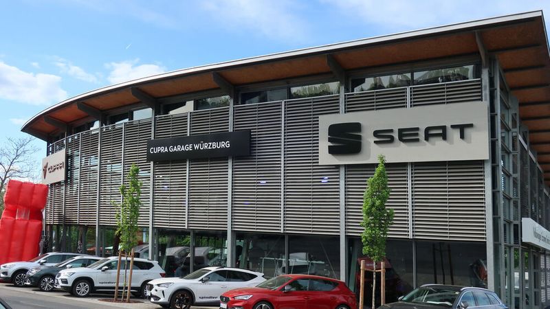 Das Gebäude ist optisch nach der Cupra-CI gestaltet, aber auch Seat findet noch seinen Platz. (Grimm/»kfz-betrieb«)