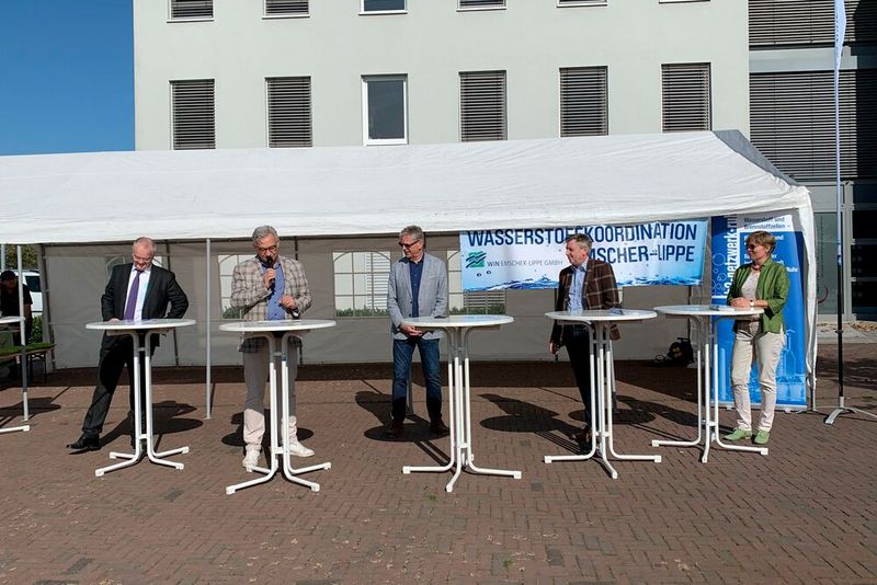 Experten informierten die Besucher über die Möglichkeiten, mit Wasserstoff E-Fahrzeuge anzutreiben. (Bild: Vestische Innung des Kfz-Gewerbes )