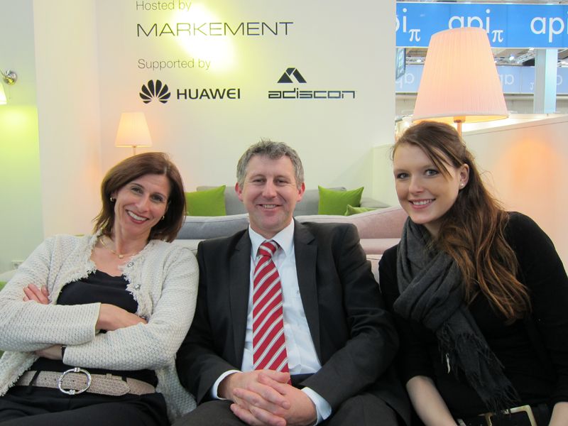 Thomas Rademacher, Trend Micro, wurde von den Damen der Vogel IT-AKADEMIE Daniela Schilling und Jessica Krist (r.) herzlich in die Mitte genommen. (Bild: IT-BUSINESS)