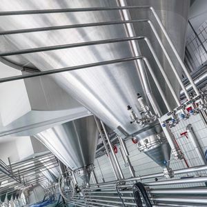 Tank an Tank: In der Vorarlberger Traditionsbrauerei Fohrenburg müssen die Füllstände der vielen Gär- und Lagertanks rund um die Uhr zuverlässig überwacht werden. Nur eines von zahlreichen Einsatzgebieten der Vega-Sensoren.