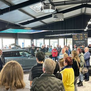 Zahlreiche Kunden kamen zur offiziellen Eröffnung.(Bild:  Autohaus Pichel)