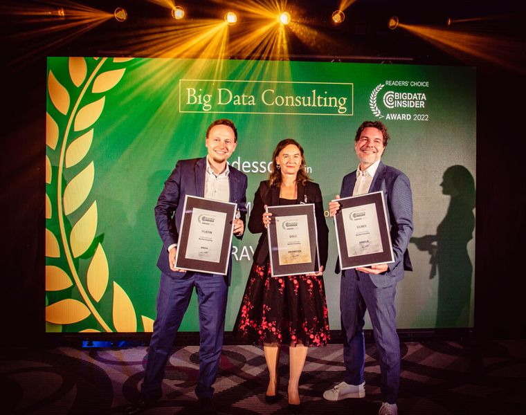 In der Kategorie Big Data Consulting nimmt Michael Schmahl (rechts im Bild) für ORAYLIS den Preis in Silber entgegen. Gold geht an Infomotion, vertreten durch Michaela Cajska. Benedikt Bonnmann nimmt für Adesso den Preis in Platin in Empfang.  (Bild: krassevideos.de / VIT)