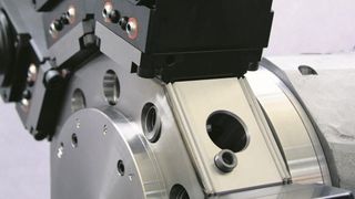 Bild 1: Mit dem Ausrichtsystem W-Verzahnung werden Wiederholgenauigkeiten < 8 µm erreicht. Außerdem erhöht sich die Steifigkeit des Gesamtsystems Maschine und Werkzeughalter. (Bild: Index)