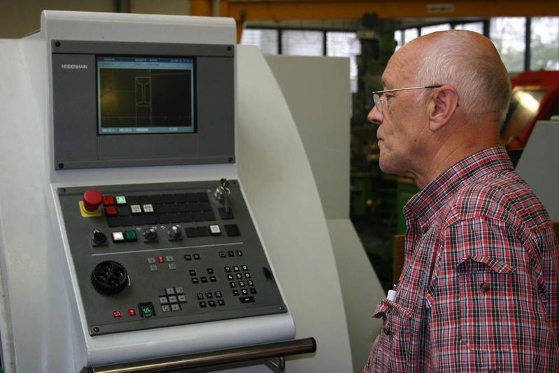 2 Der Chef:  Hermann Kämpfer an der CNC-Computersteuerung. (Archiv: Vogel Business Media)