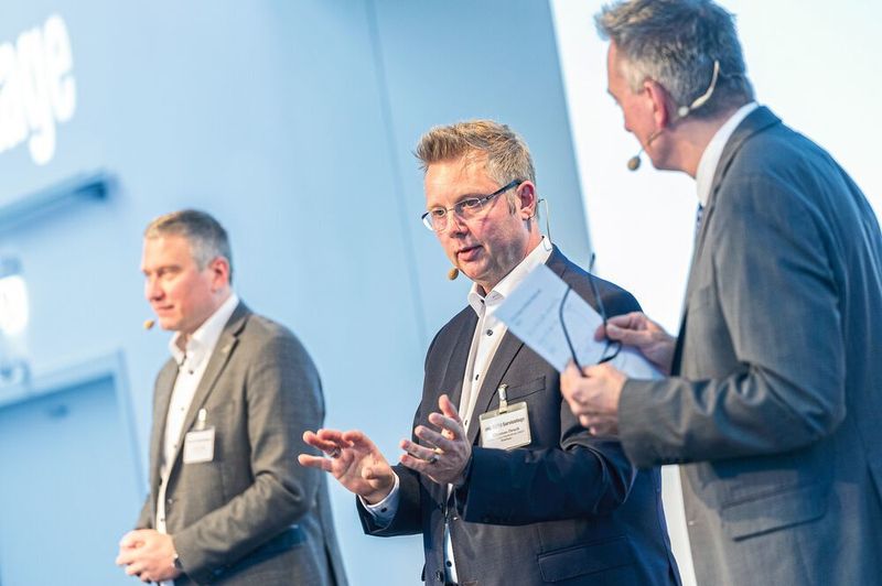 Wolfgang Michel hatte noch einige Rückfragen an Thomas Desch und Jörg Gudat (v. r. n. l.). (»kfz-betrieb«/Rainer Wengel)