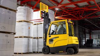 Über das weltweite Netzwerk lokaler Hyster-Händler können die neuen Elektro-Gegengewichtsstapler J2.2 - 3.5A jetzt bestellt werden. (Bild: Hyster)