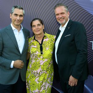 (v.li.): Boris Weletzky, Regional Director United Kingdom, Europe and Central Asia von Rolls-Royce Motor Cars, Theodora Schnauck-Betow, geschäftsführende Gesellschafterin Rolls-Royce Motor Cars Berlin, und Oliver Hein, Geschäftsführer Rilller & Schnauck.  (Bild:  Mike Auerbach)