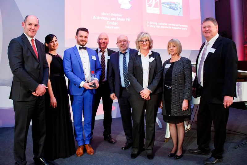 Die drei deutschen Kia-Partner stehen jetzt in der europäischen „Hall of Fame“ von Kia. (Bild: Kia)