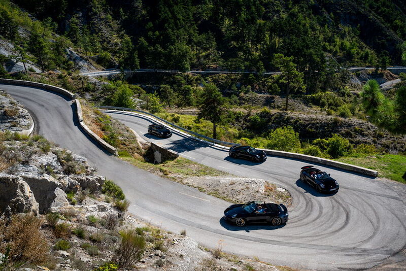 Der Turbo wiegt mit allem dem Komfort mittlerweile stolze 1,7 Tonnen. (Porsche)