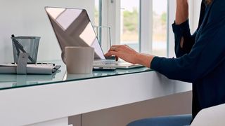 Seit der Coronakrise ist das remote Arbeiten aus dem Homeoffice kaum noch wegzudenken. Allerdings wird darüber diskutiert, ob es nicht sinnvoller ist, das Ganze wieder zurückzufahren. Doch davon ist keine Spur zu finden, wie eine Studie offenbart ... (Bild: R. Zwillmer)