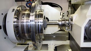 Werkstücke bis zu 800 mm Durchmesser und 1000 mm Länge können mit der VM 360 extrem präzise und wirtschaftlich in einer Aufspannung (hier magnetisch) innen- und außengeschliffen werden werden.  (Bild: Böhm)